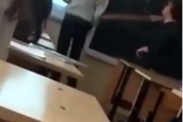 'Осел!' У Росії спалахнув скандал через побиття вчителькою школяра. Відеофакт