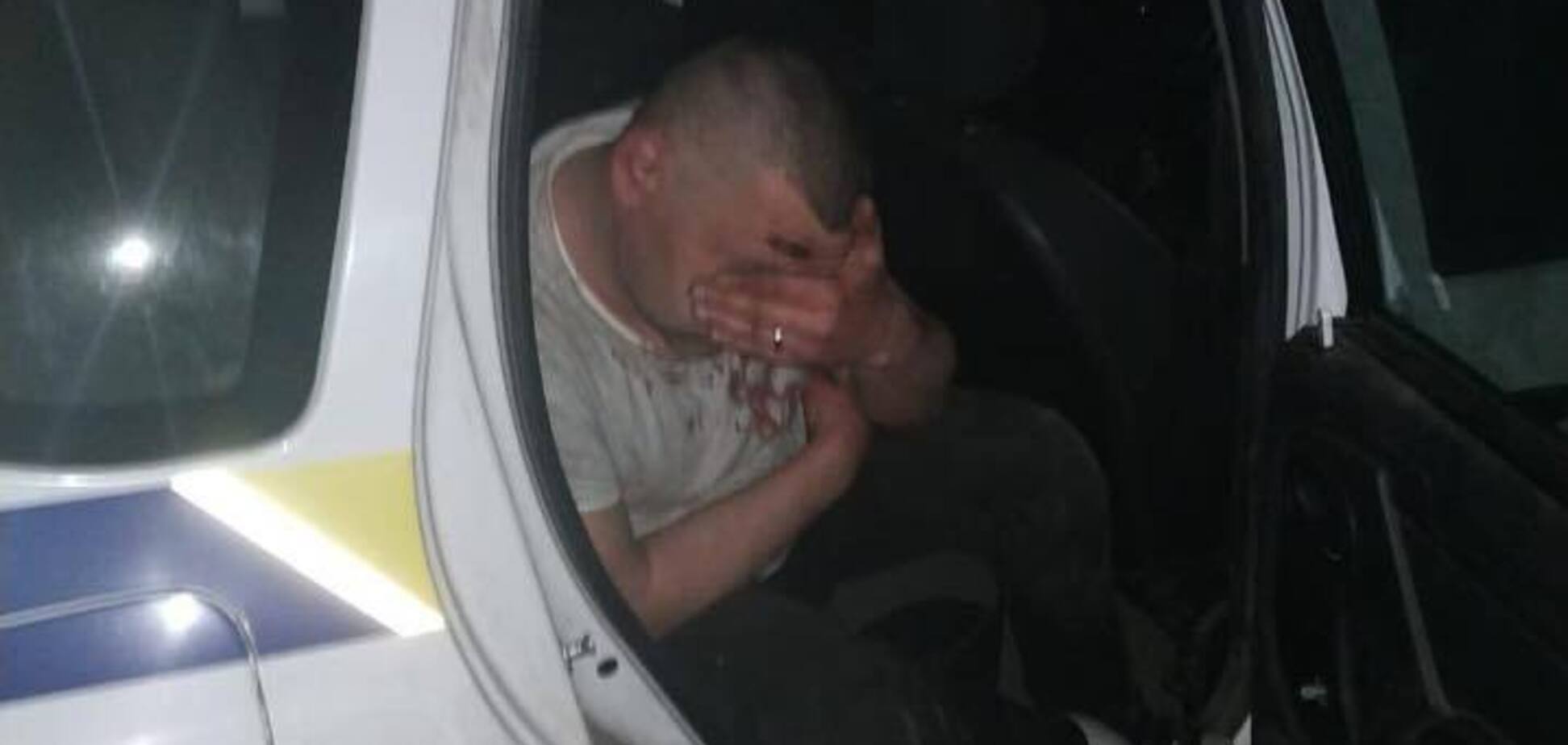   Тащил на капоте 100 м: на Донетчине пьяный на авто 'снес' патрульного. Фото с места