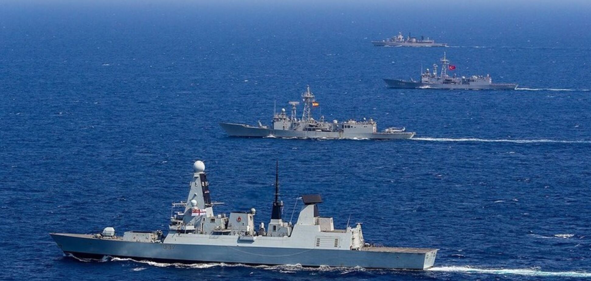 Росія кинула ударне угруповання кораблів проти НАТО: що відбувається