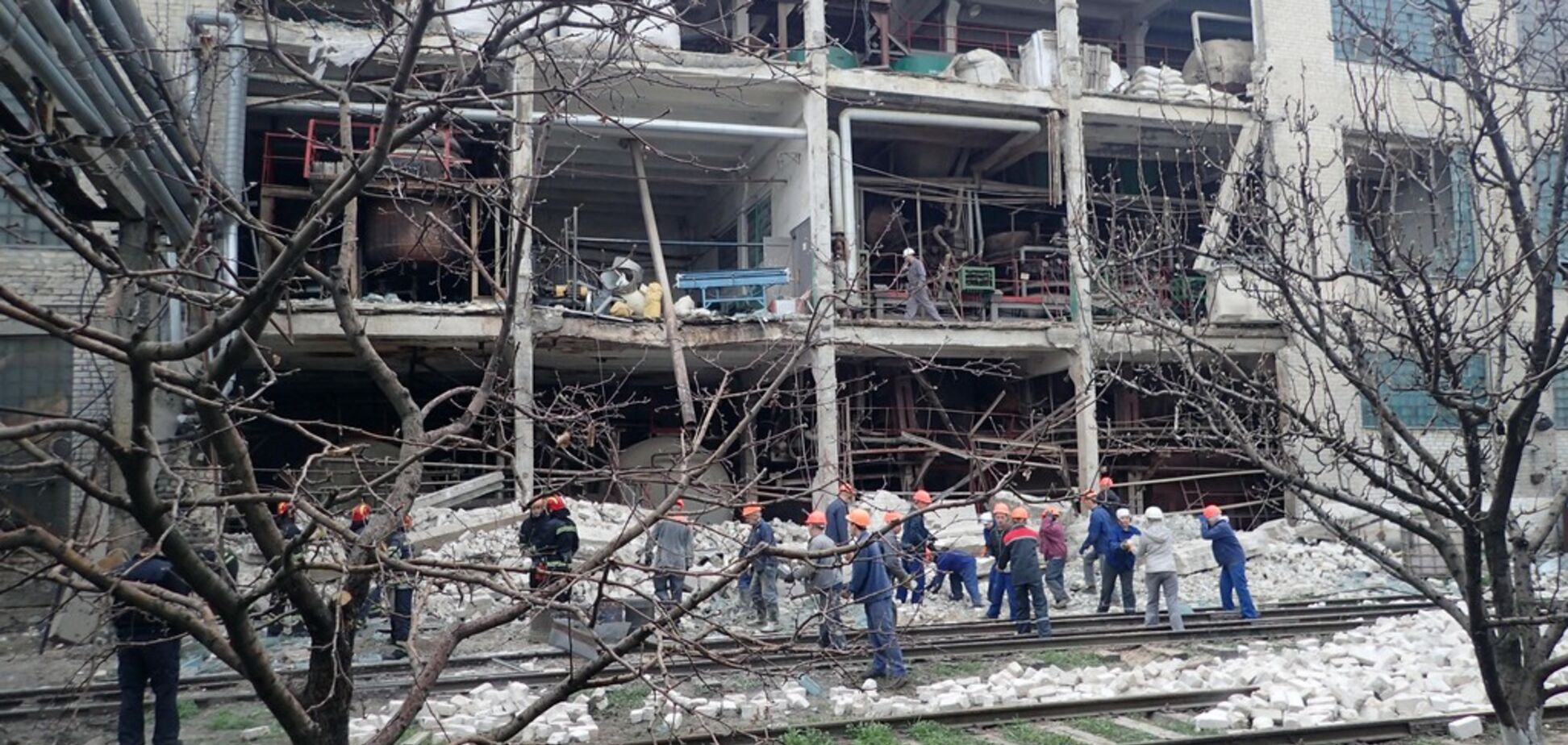 На Луганщине рванул завод: стена погребла женщину. Фото с места
