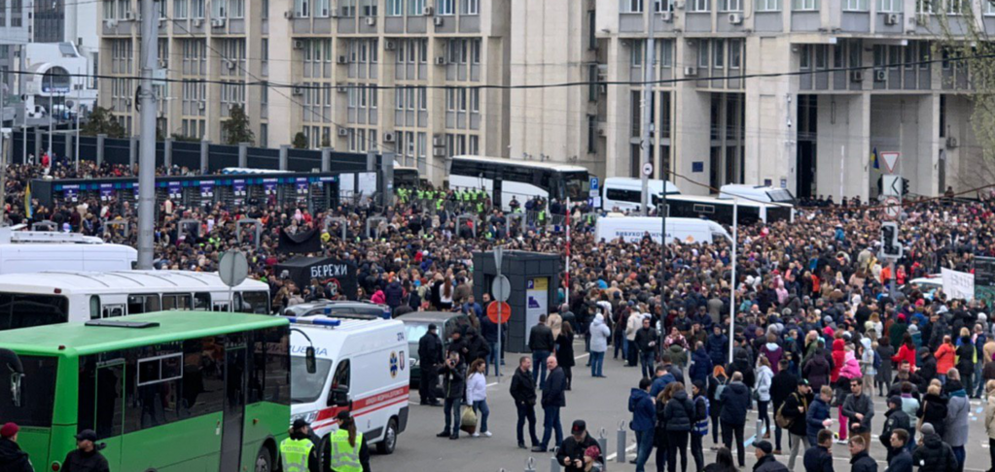 Тысячи киевлян пришли на стадион 'Олимпийский', чтобы послушать выступление Порошенко