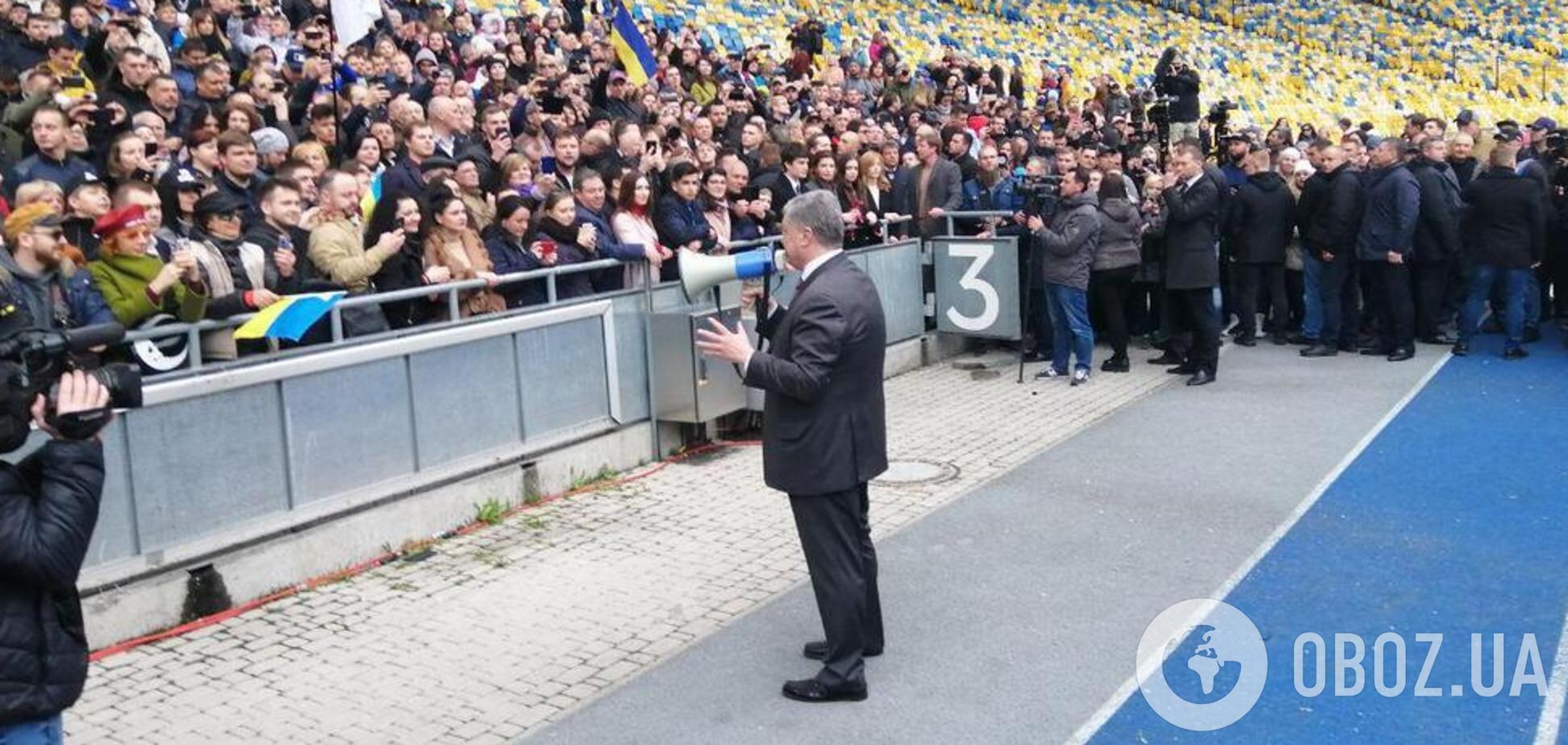 Порошенко зробив селфі та заспівав гімн на 'Олімпійському': яскраві фото і відео