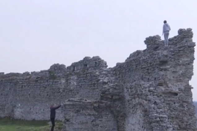 Рухнула с горы: на Тернопольщине 16-летняя девушка попала в реанимацию из-за селфи