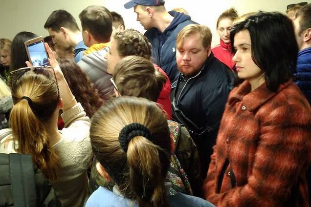 'Бійки, істерики, поліція': як проходить останній день зміни місця голосування в Києві