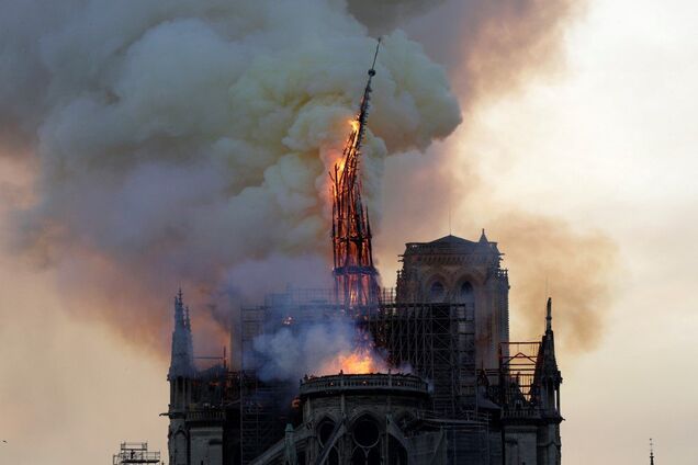 "Утерян навсегда": появилось видео обрушения шпиля и крыши собора Парижской Богоматери