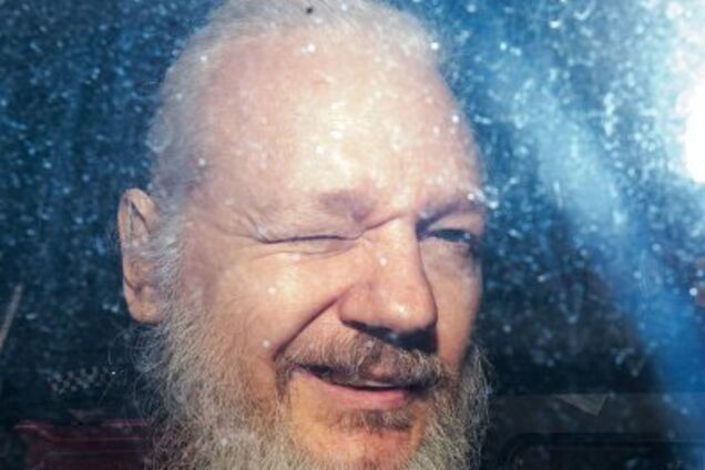 В трусах и на скейте: опубликовано видео комнаты Ассанжа в посольстве Эквадора