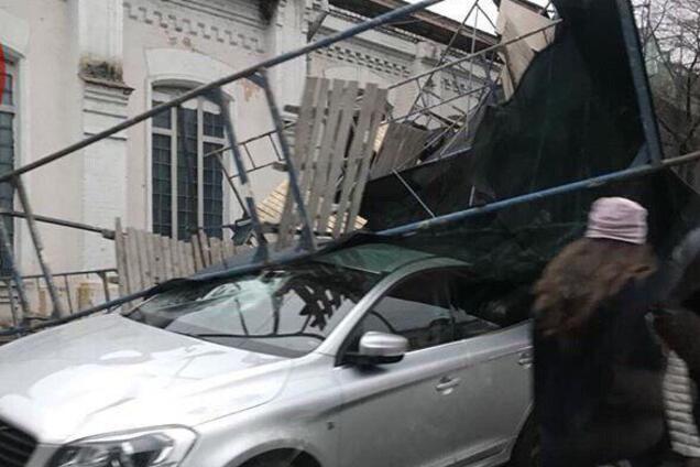 Привалило автомобиль и строителей: в Киеве произошло ЧП