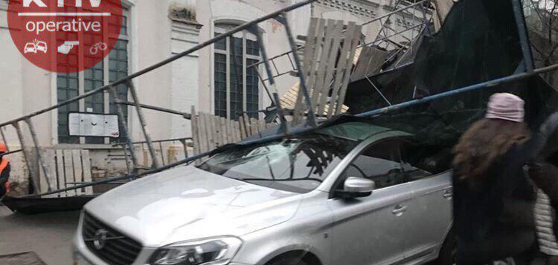 Привалило автомобиль и строителей: в Киеве произошло ЧП