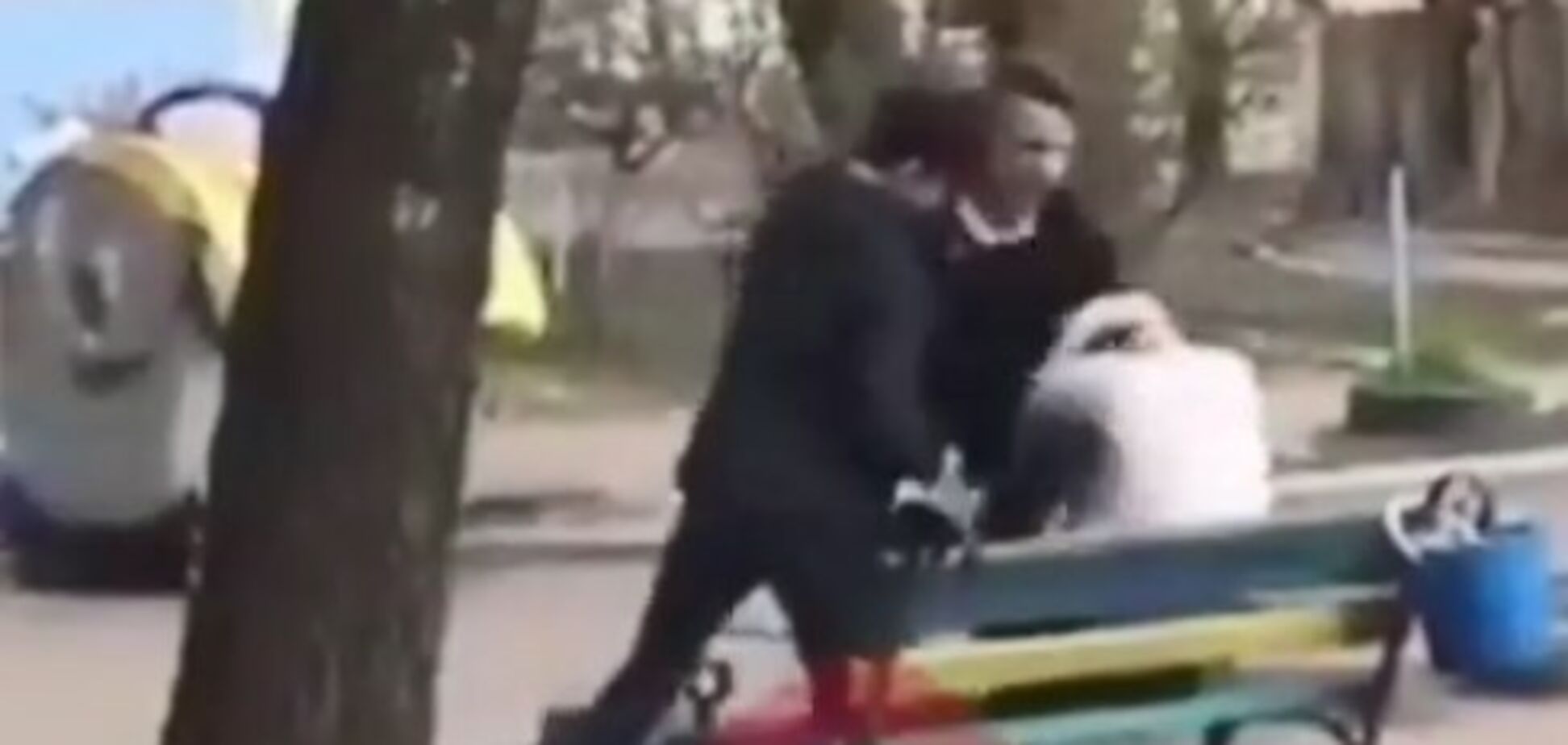 Напали на дитячому майданчику: в Києві жорстоко побили підлітка