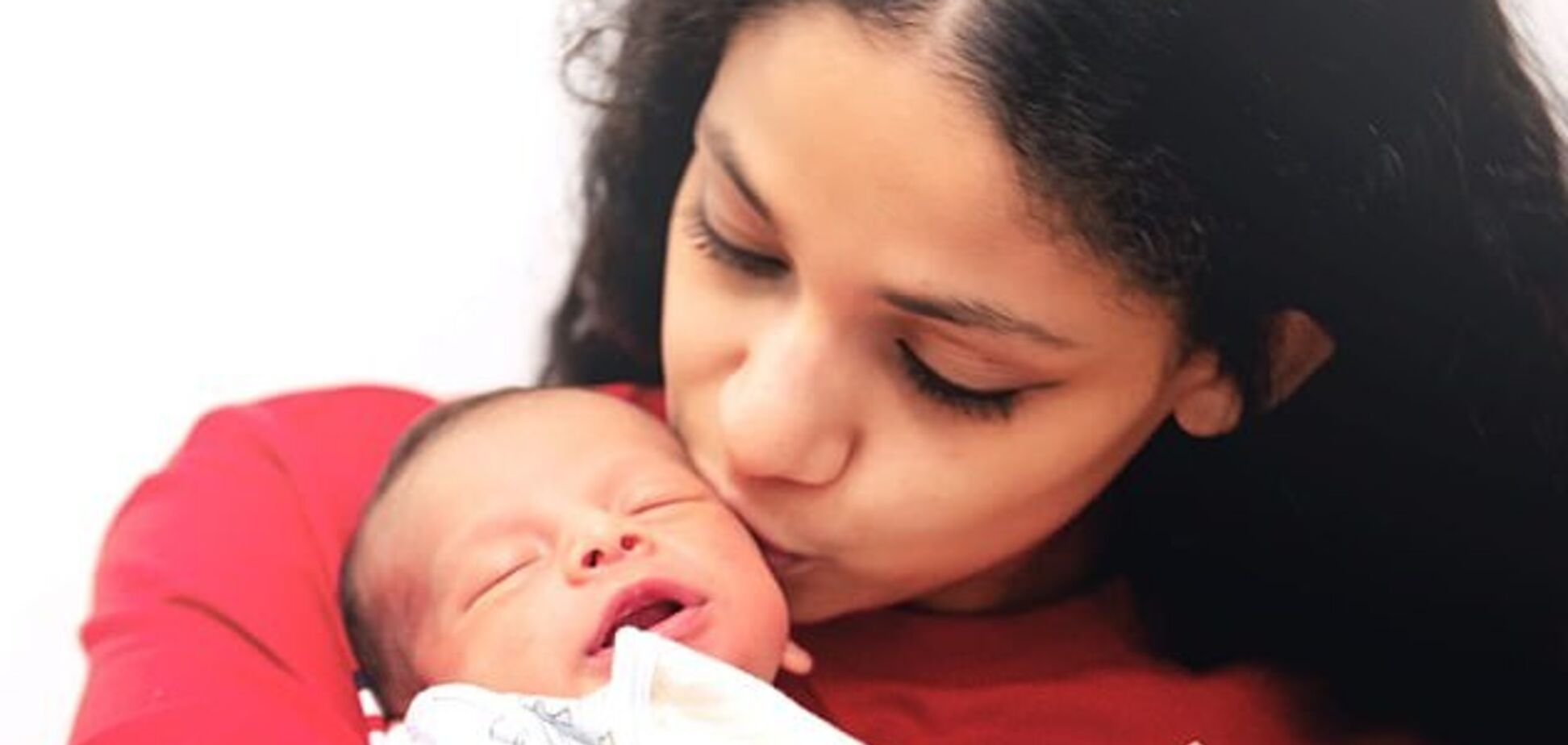 Не заметившая беременность девушка неожиданно родила