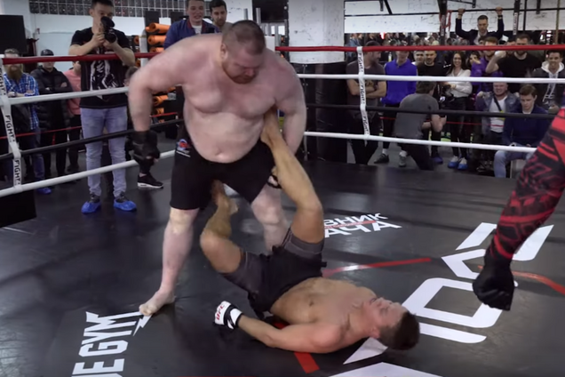Известный российский боец ММА со скандалом проиграл блогеру-дрыщу
