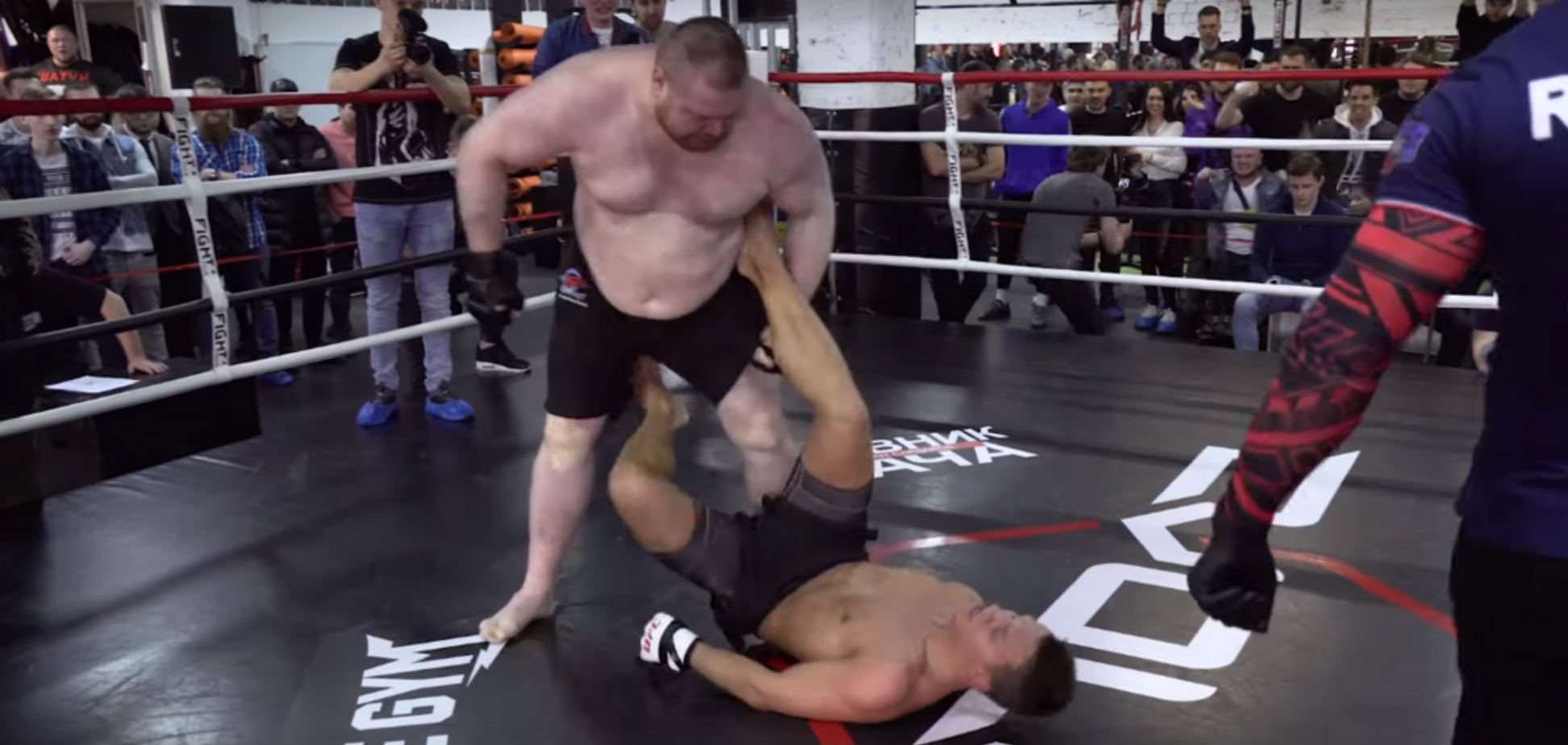 Известный российский боец ММА со скандалом проиграл блогеру-дрыщу