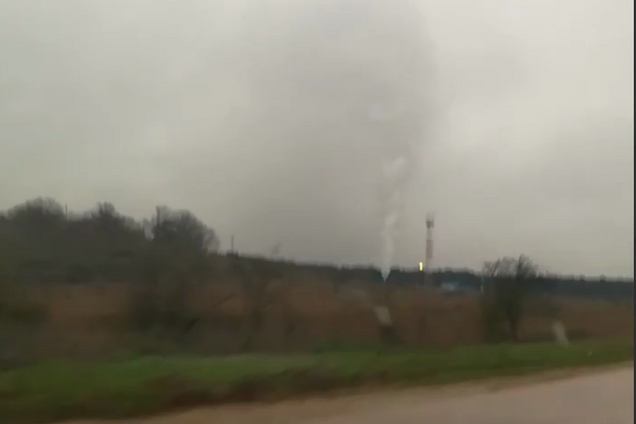 Струя бьет из-под земли: в Крыму сняли на видео ЧП с газом