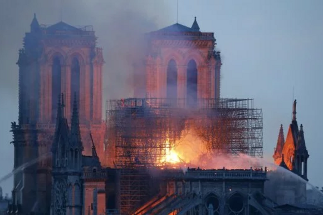 'Не вберегли!' Мережа в жаху через пожежу в соборі Паризької Богоматері