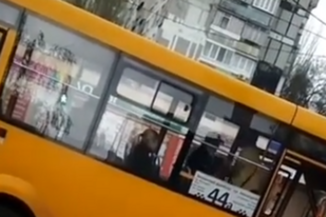 В Запорожье маршрутчик по-хамски вышвырнул пенсионерку из салона: видео инцидента