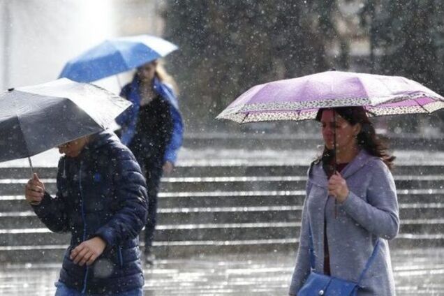 Шквалы, дожди и снег: синоптики уточнили прогноз погоды в Украине