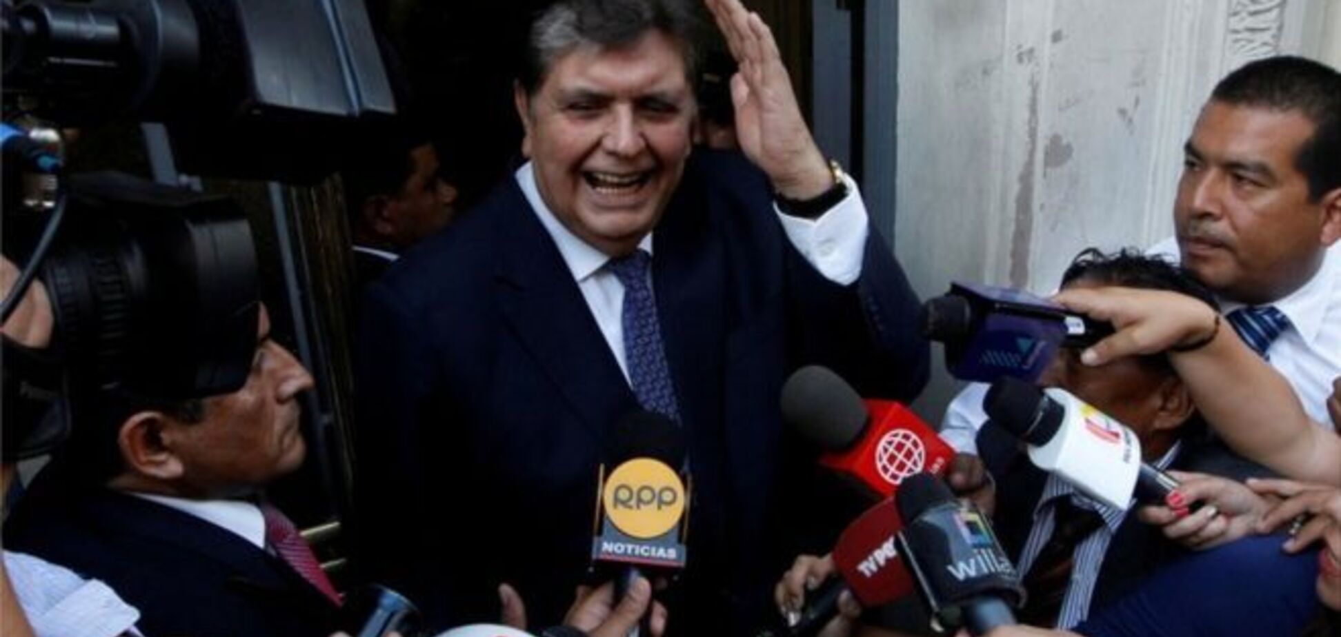 Екс-президент Перу застрелився перед арештом за корупцію: всі подробиці