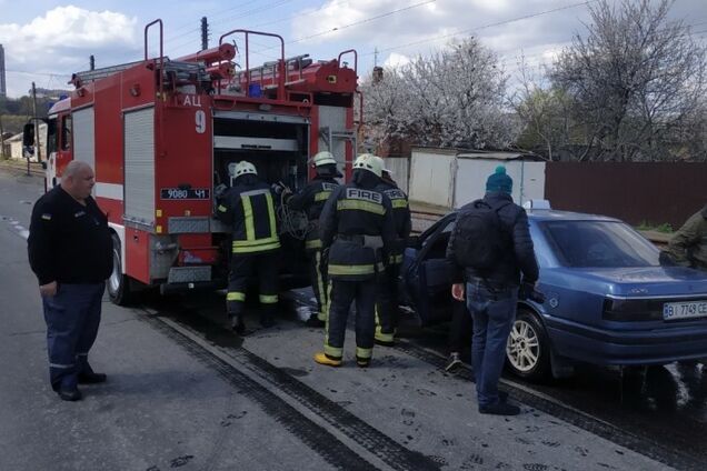 У Харкові машина з людьми ледь не потонула в окропі: з'явилися фото і відео