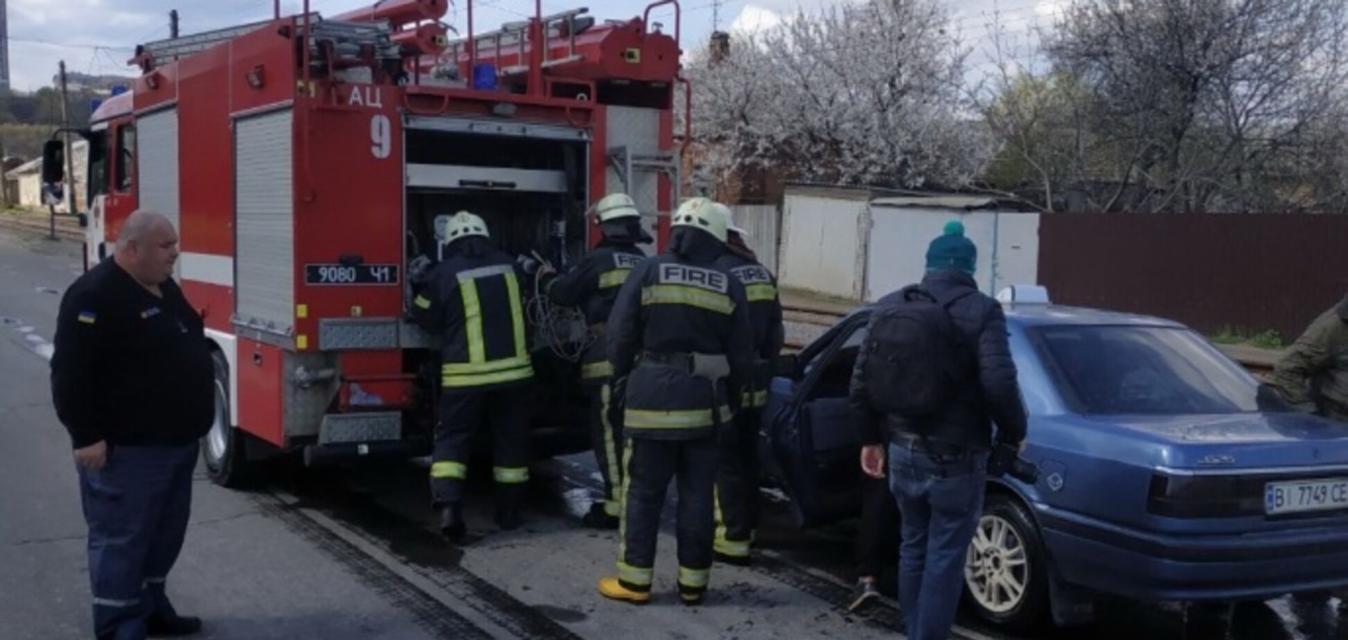 В Харькове машина с людьми чуть не утонула в кипятке: появились фото и видео