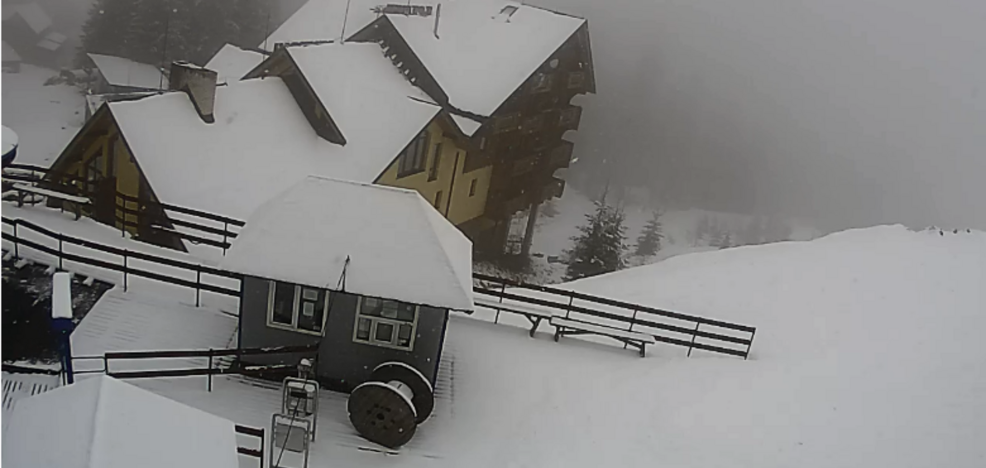 Популярный в Украине курорт засыпало снегом: фото