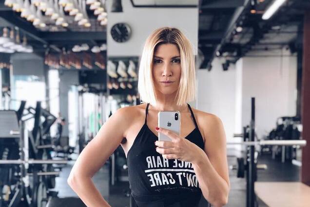 Відома фітнес-тренер показала, як позбутися від болю в спині