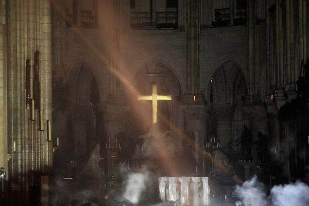 'Бог існує!' Пожежа в соборі Паризької Богоматері змусила жінку повірити в диво
