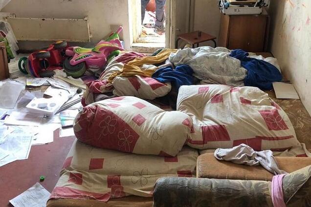 Пьяная мать спала: в Киеве из окна многоэтажки выпал 3-летний ребенок