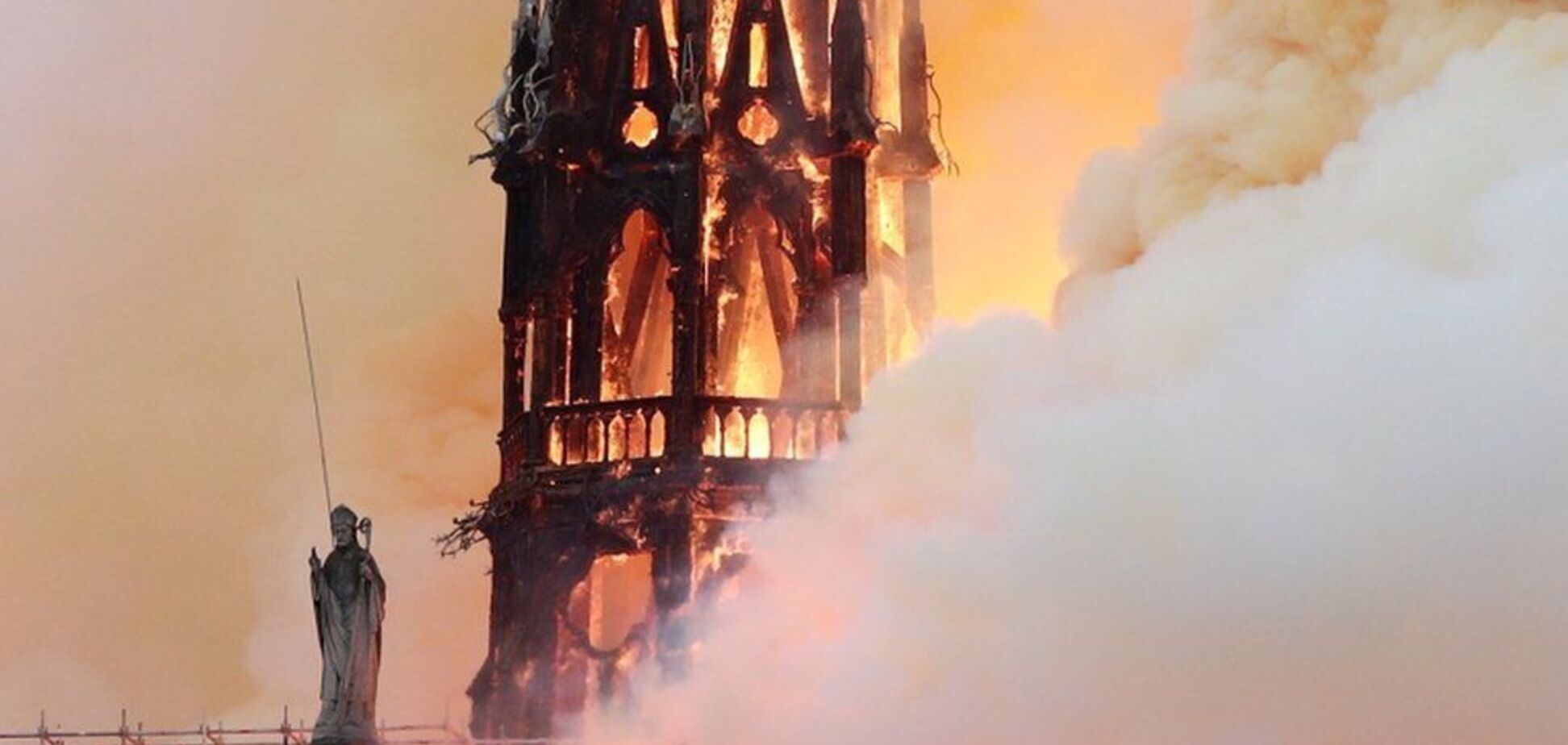 Названа причина руйнівної пожежі в соборі Паризької Богоматері