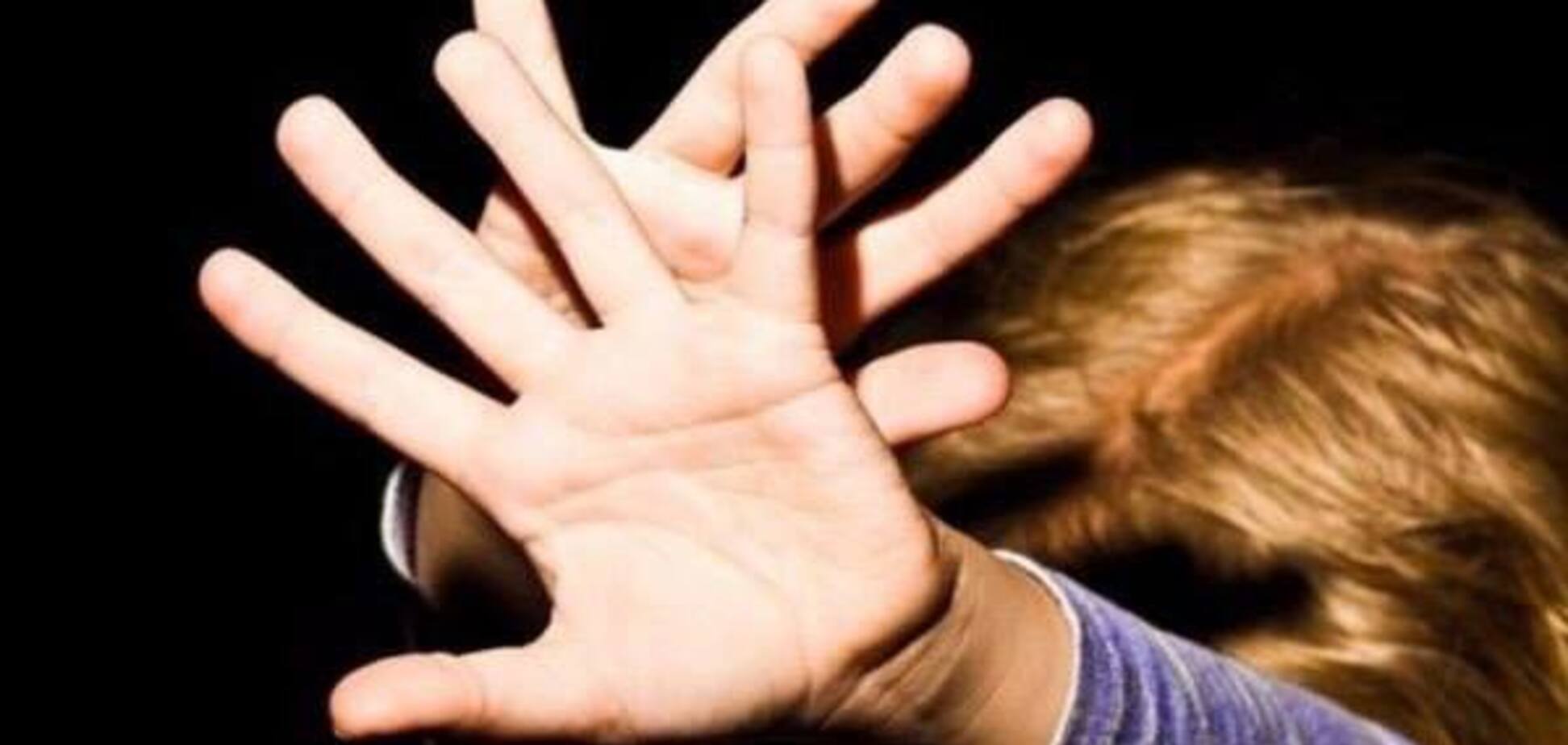 Напал по дороге к метро: в Киеве изнасиловали девушку