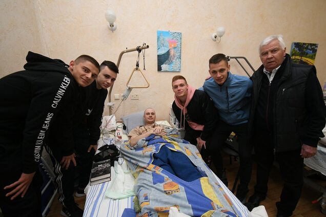 Футболисты 'Динамо' поддержали раненых бойцов