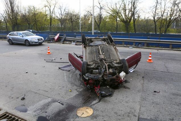 Попало в яму: в Киеве произошло ДТП с опрокидыванием авто