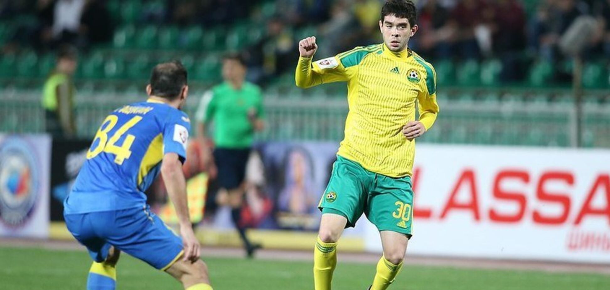 Украинский футболист забил фантастический гол пяткой - опубликовано видео