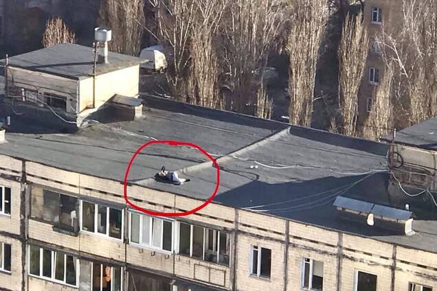 У Києві дітей застали за небезпечною розвагою на даху багатоповерхівки