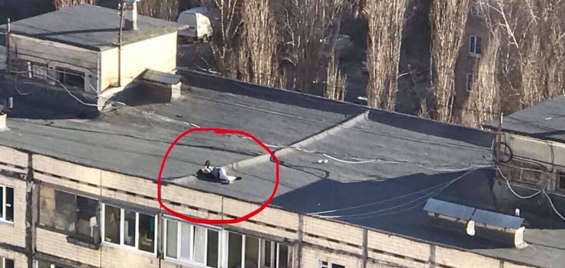 В Киеве детей застали за опасным развлечением на крыше многоэтажки