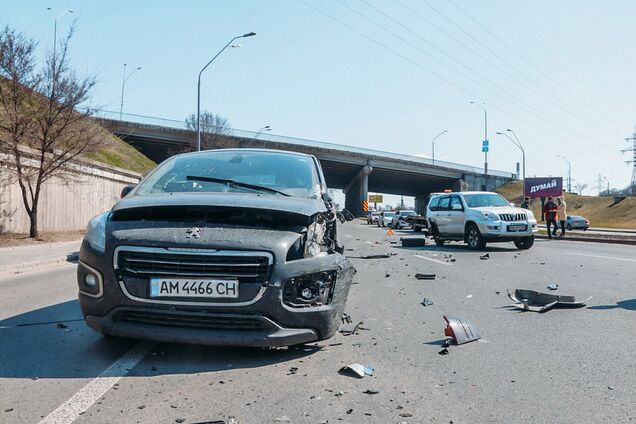У Києві у масштабній ДТП зіткнулися чотири авто