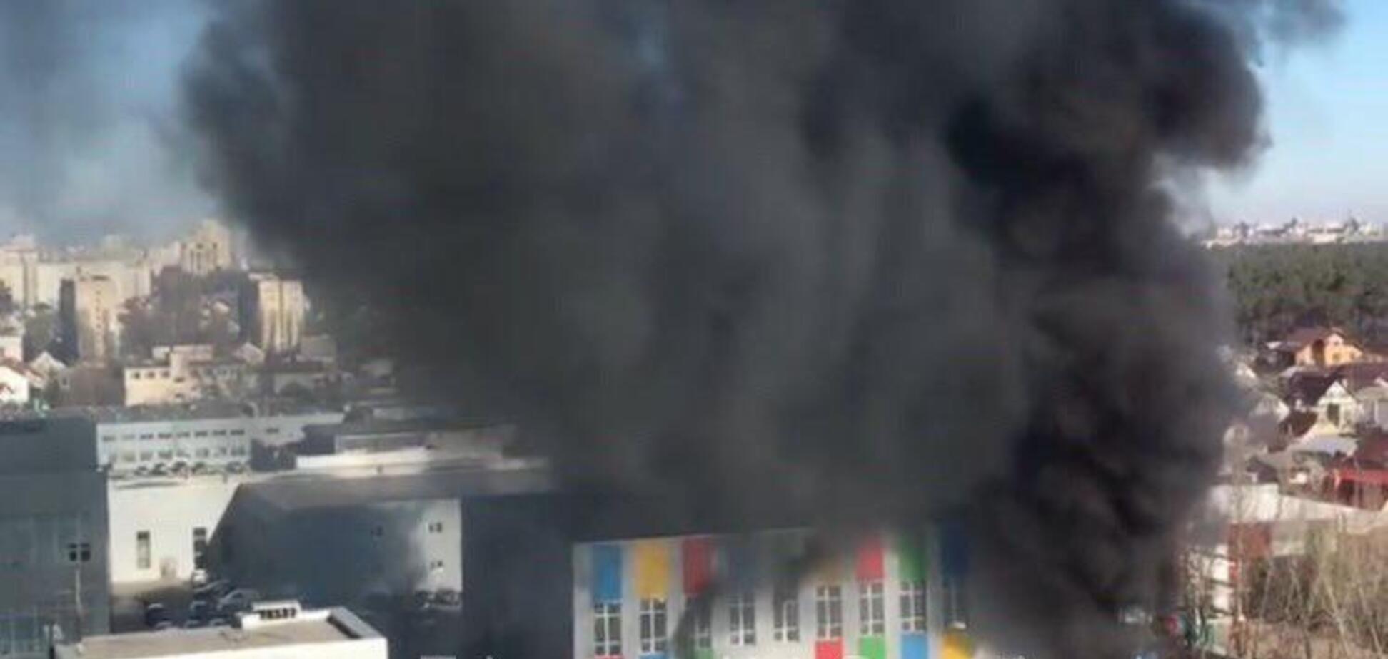 В Киеве вспыхнул мощный пожар в бизнес-центре: есть пострадавшие