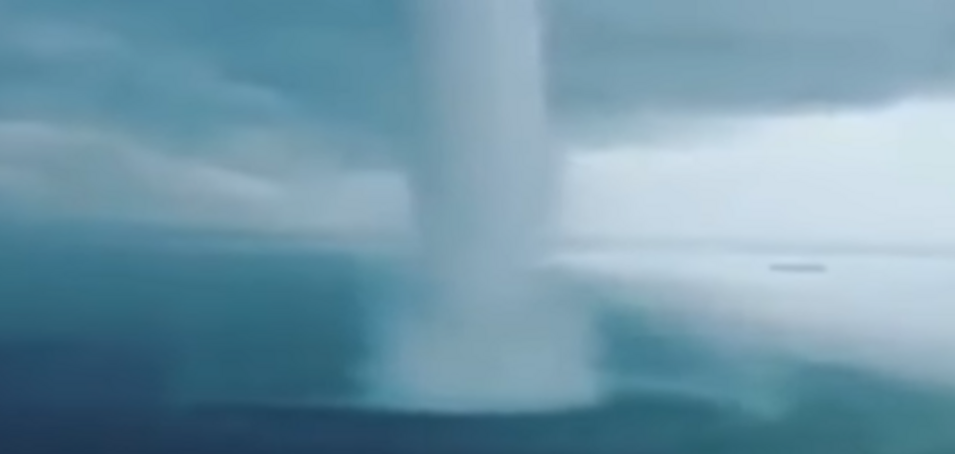 'Проглотил' многоэтажки: аномальный смерч в Малайзии попал на видео