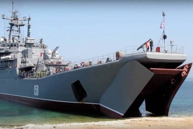 В Крым тащили на буксире: в Черном море сломался российский военный корабль