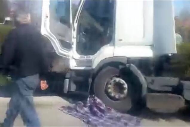 Тягнула тіло сім метрів: на Львівщині вантажівка на смерть збила дитину