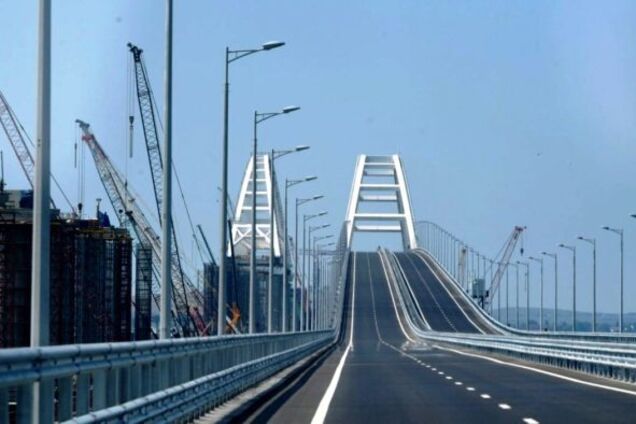 Оккупанты спешно достраивают Крымский мост: появились фото