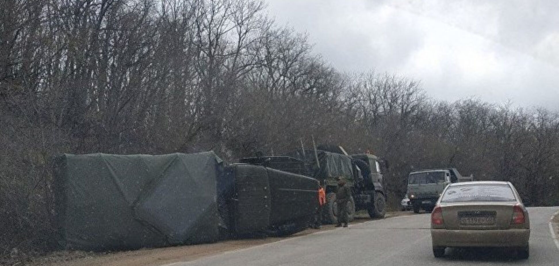 'Летел, как сумасшедший': в Крыму перевернулся грузовик оккупантов