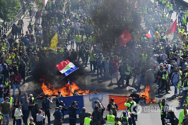 Десятки задержанных: "желтые жилеты" устроили во Франции массовые беспорядки. Онлайн-трансляция