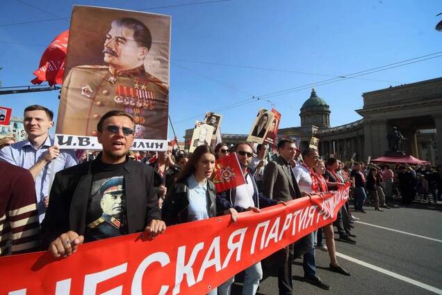 Гитлер умер, а Сталин жив. Его не победили