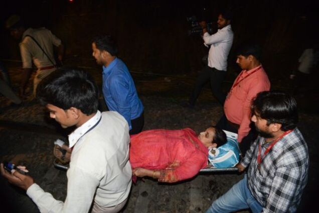 В Индии случилось масштабное ЧП с поездом: 15 пострадавших. Фото и видео с места событий