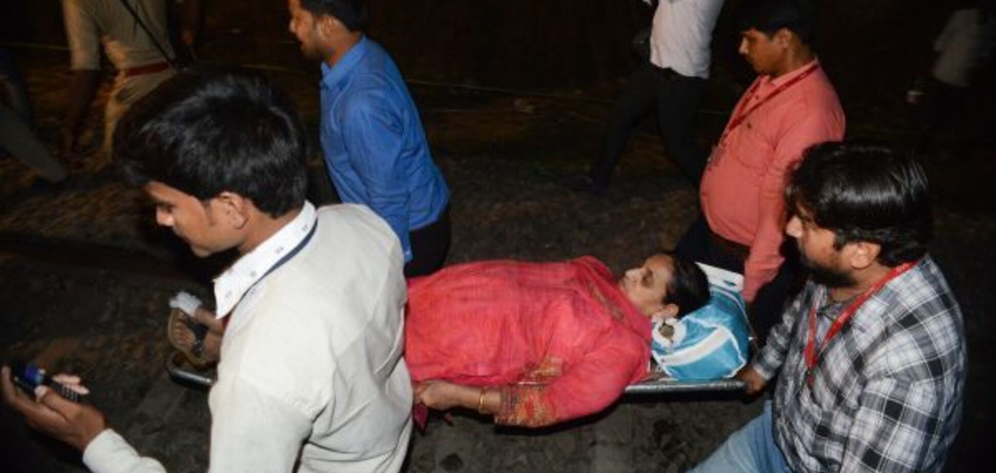  В Индии случилось масштабное ЧП с поездом: 15 пострадавших. Фото и видео с места событий