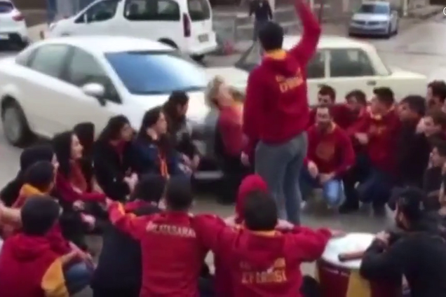 Авто въехало в толпу болельщиков в Турции - видео 18+