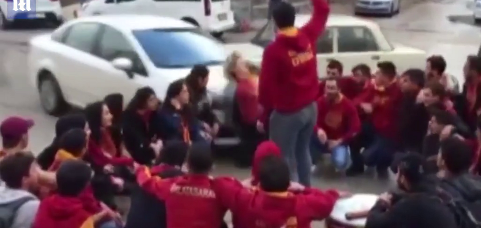 Авто в'їхало у натовп уболівальників в Туреччині - відео 18+