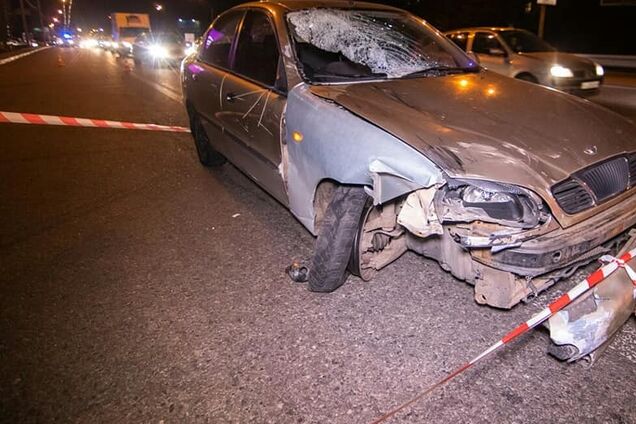 Оторвало колеса: в Киеве авто снесло людей на остановке