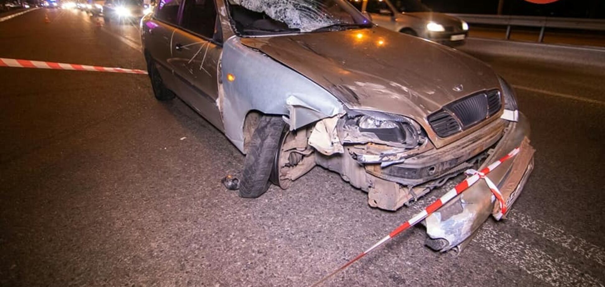 Оторвало колеса: в Киеве авто снесло людей на остановке