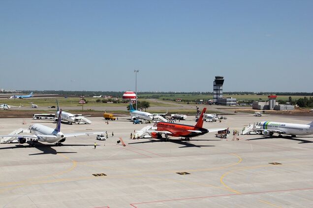 В Харькове 'заминировали' аэропорт, отель и ТРЦ: что происходит